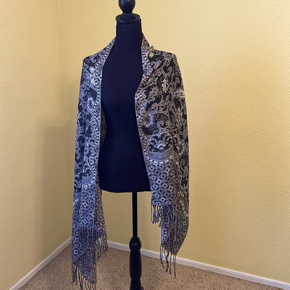 Woman’s scarf / shawl